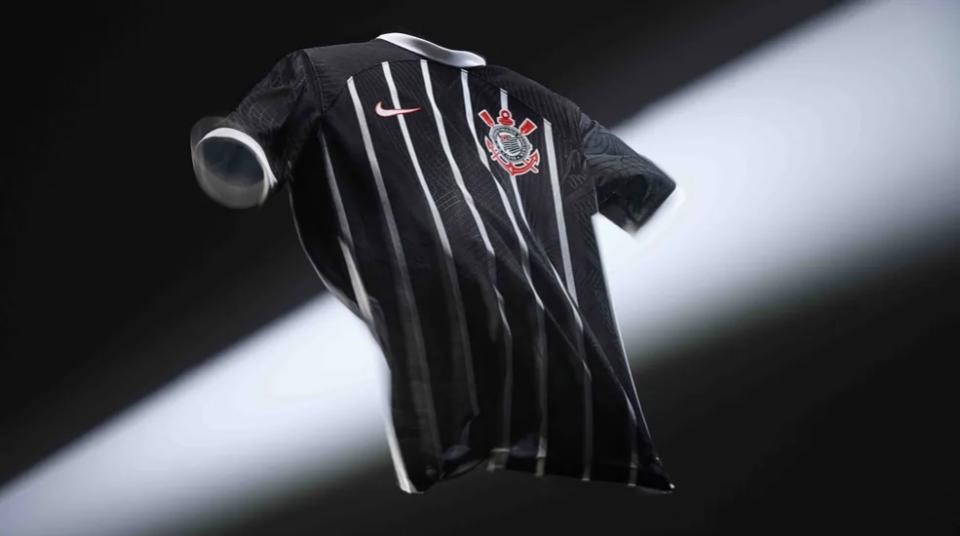 Corinthians lança nova camisa inspirada na 'Democracia Corinthiana'
