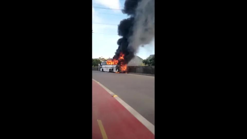 Ônibus que levava torcida do Cruzeiro pega fogo