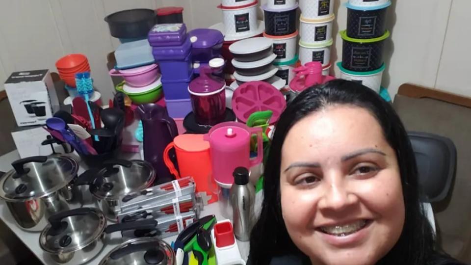 Fã deixou de pagar contas para comprar 500 produtos Tupperware