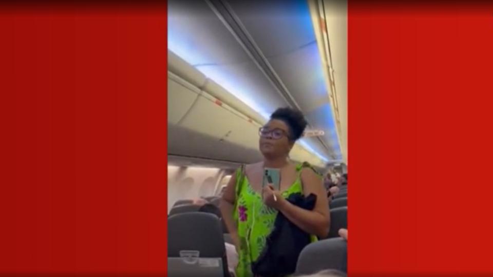 Mulher negra é expulsa de voo após se recusar a despachar mochila; vídeo