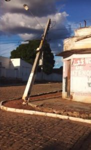 Poste prestes a cair causa perigo e medo na zona rural de Serra Talhada