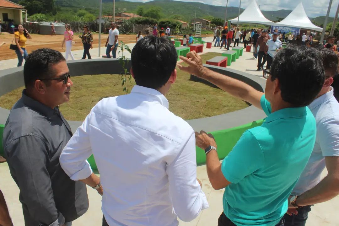 Mario Flor inaugura nova praça em Betânia