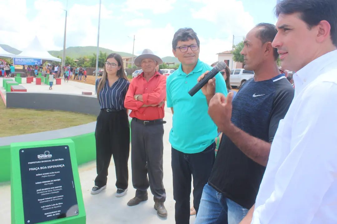 Mario Flor inaugura nova praça em Betânia