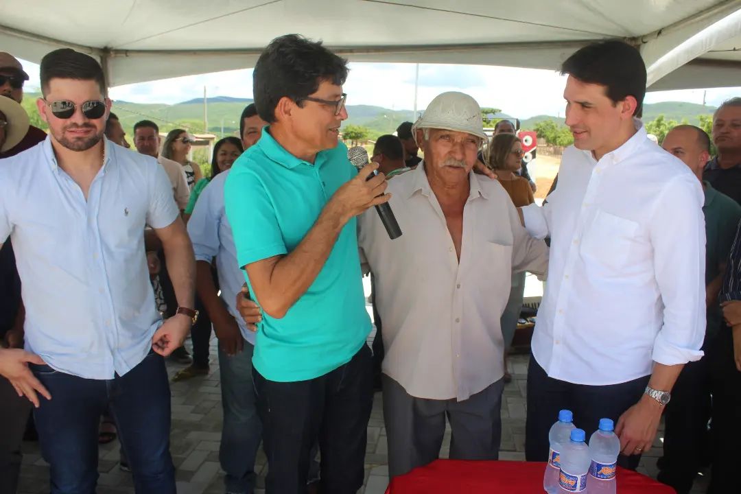 Mario Flor inaugura nova praça em Betânia