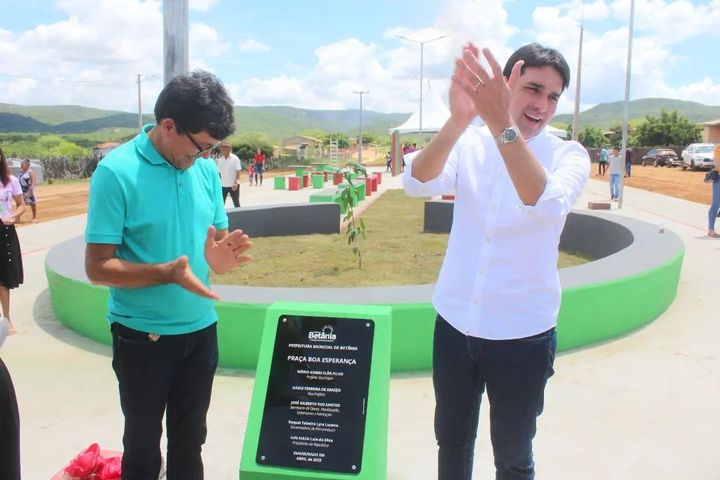 Mario Flor inaugura nova praça em Betânia