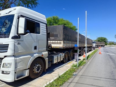 Cargas de milho são retidas pela PRF em Serra Talhada