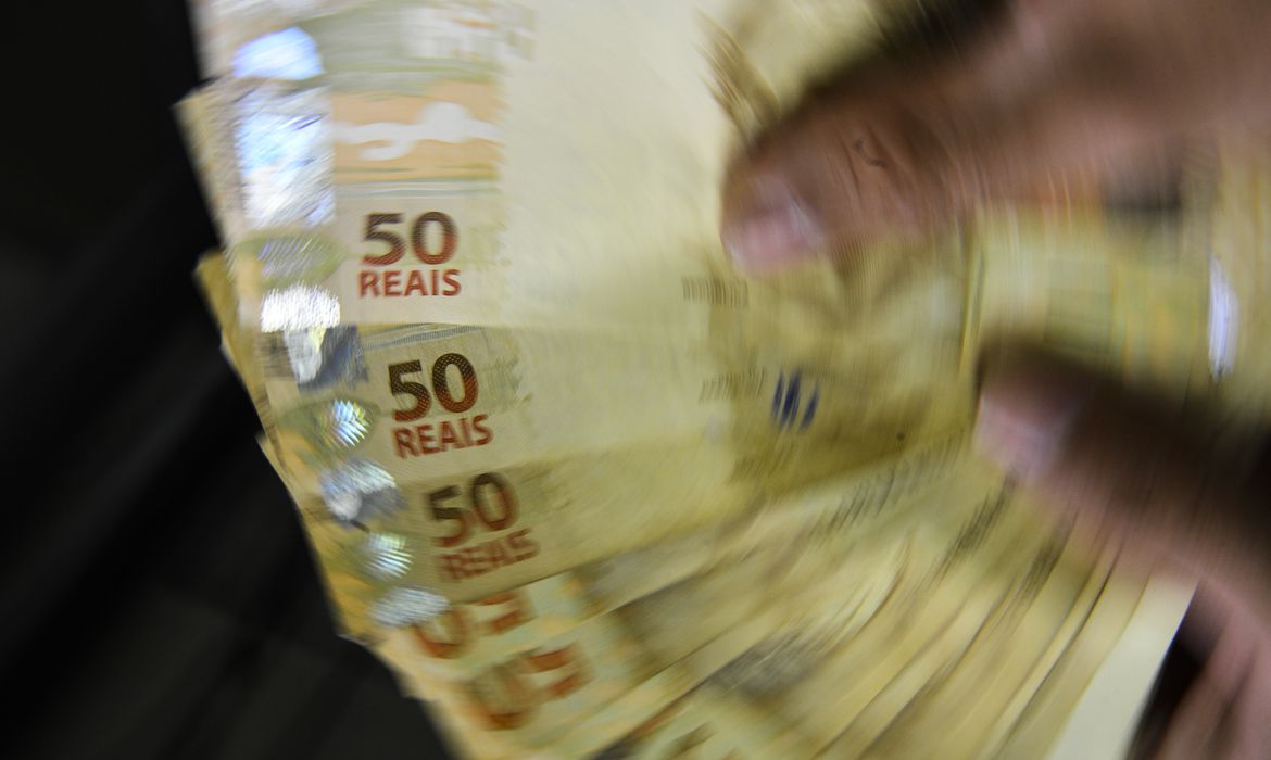Governo vai perdoar dívidas de até R$ 100 em programa de renegociação