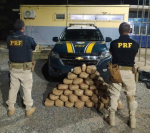 Carro cai em ribanceira em ST e PRF apreende carga de maconha