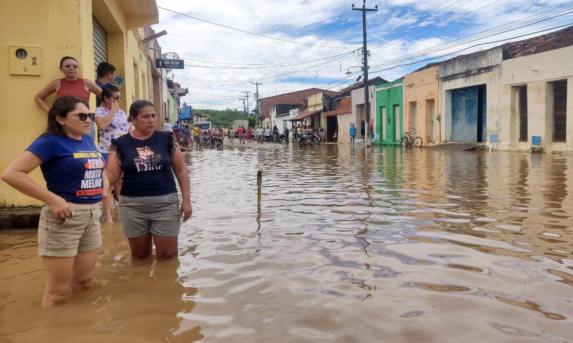 Rompimento de barragem provoca inundações e alagamento
