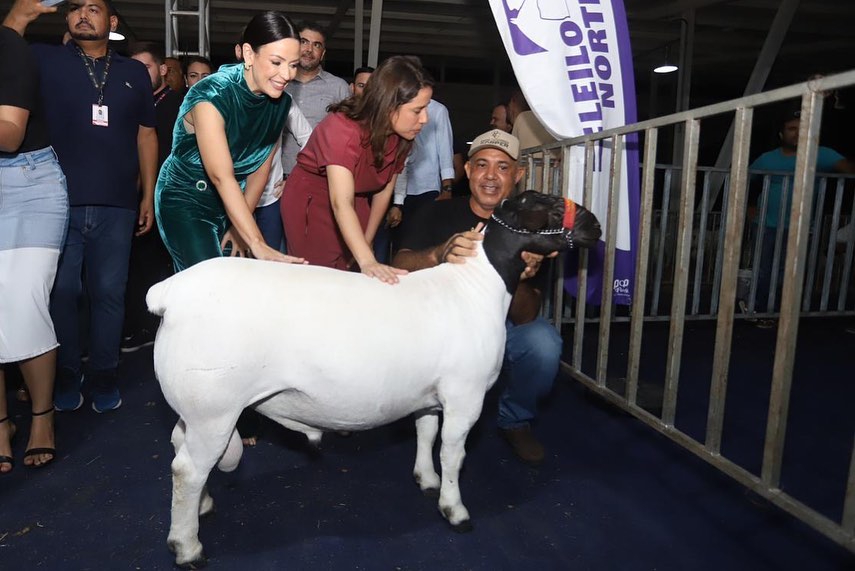 Márcia cria 'mundo à parte' e faz elogios a Raquel