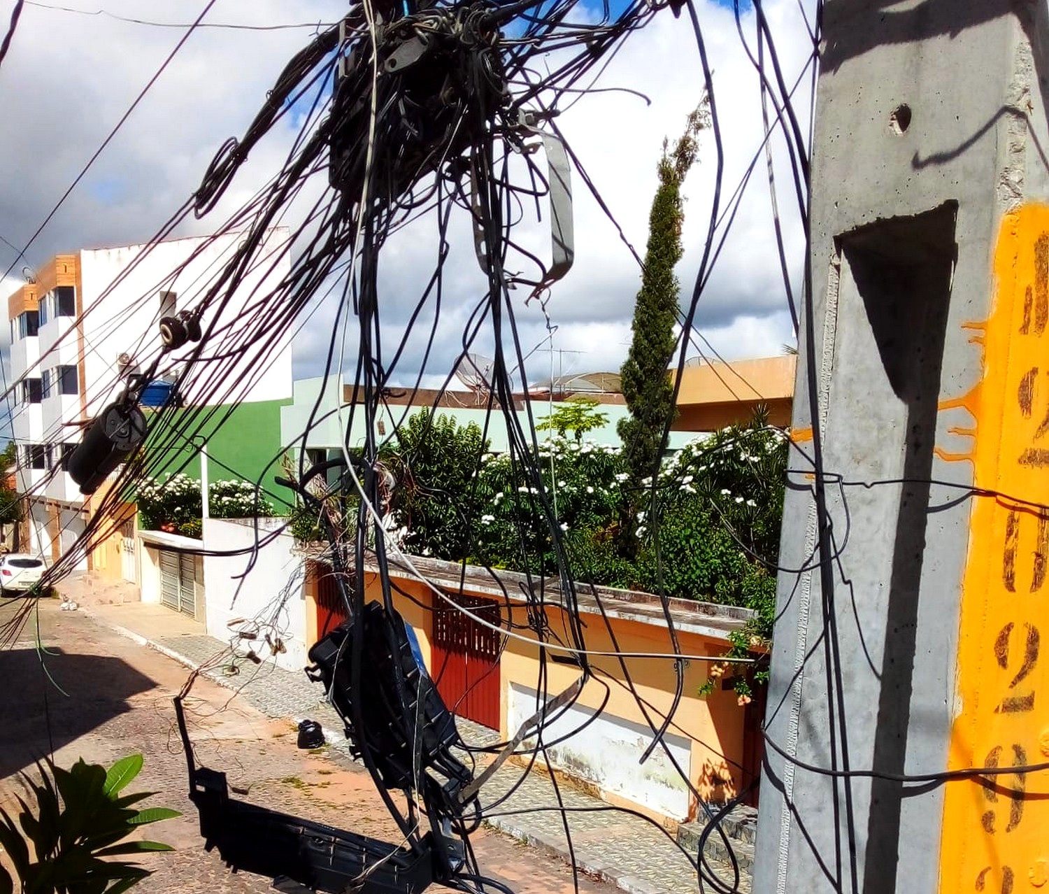 Moradores do AABB, em ST, alertam para riscos de acidentes nos postes