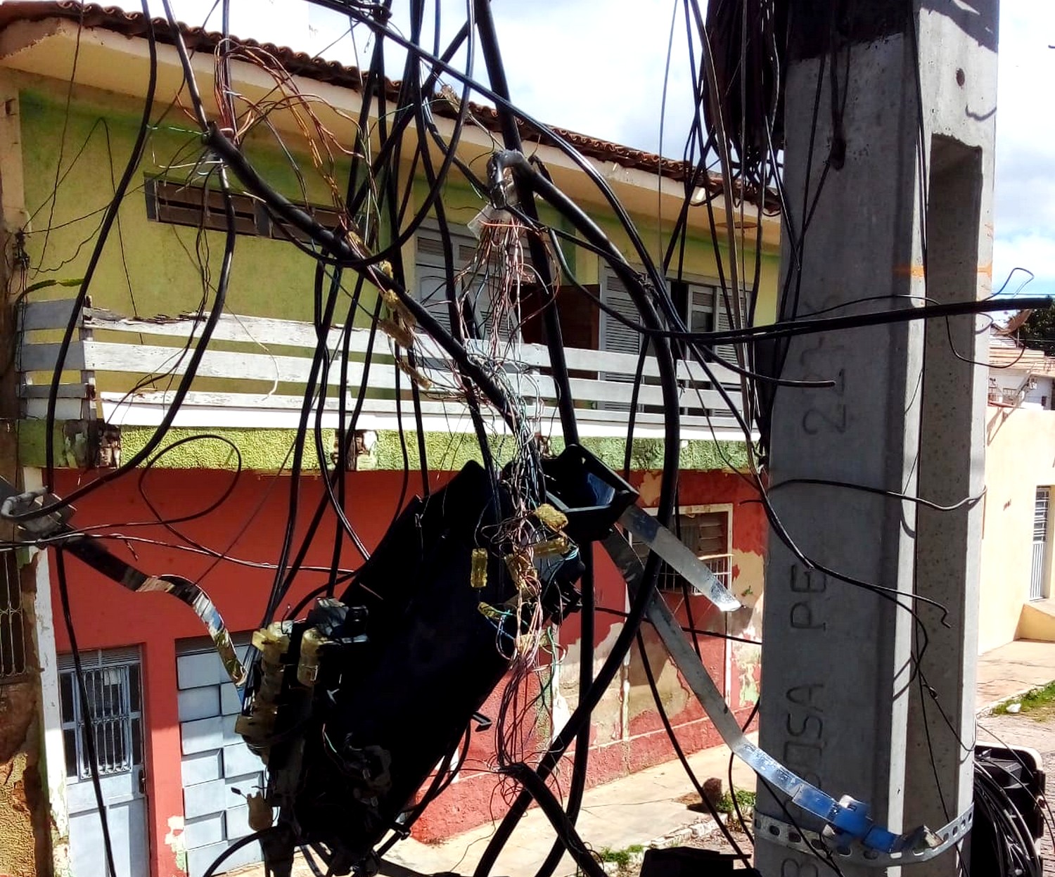 Moradores do AABB, em ST, alertam para riscos de acidentes nos postes