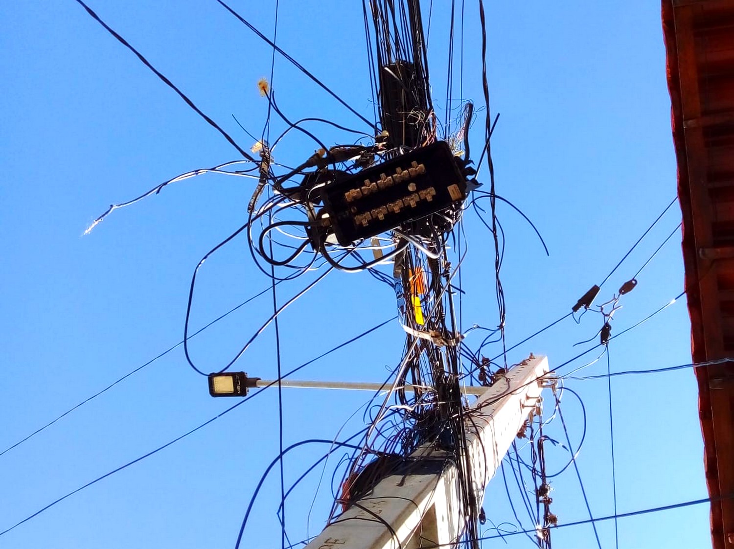 Moradores do AABB, em ST, alertam para riscos de acidentes nos postes