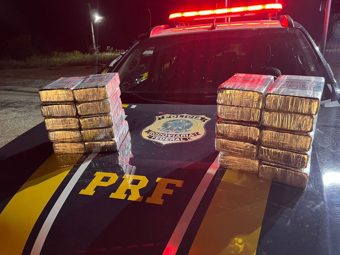 PRF apreende 20 kg de cocaína em táxi
