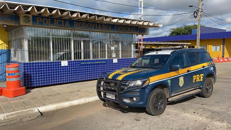 Cargas de milho são retidas pela PRF em Serra Talhada