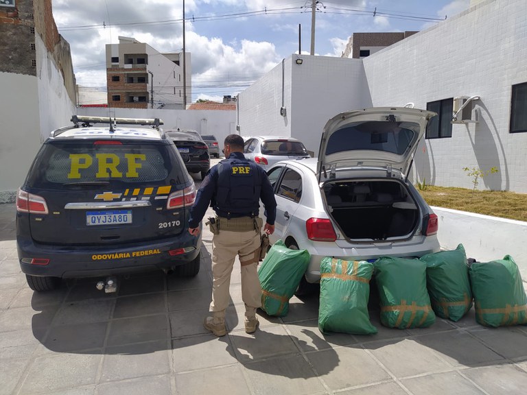 Casal é preso pela PRF com mais de 200 kg de drogas