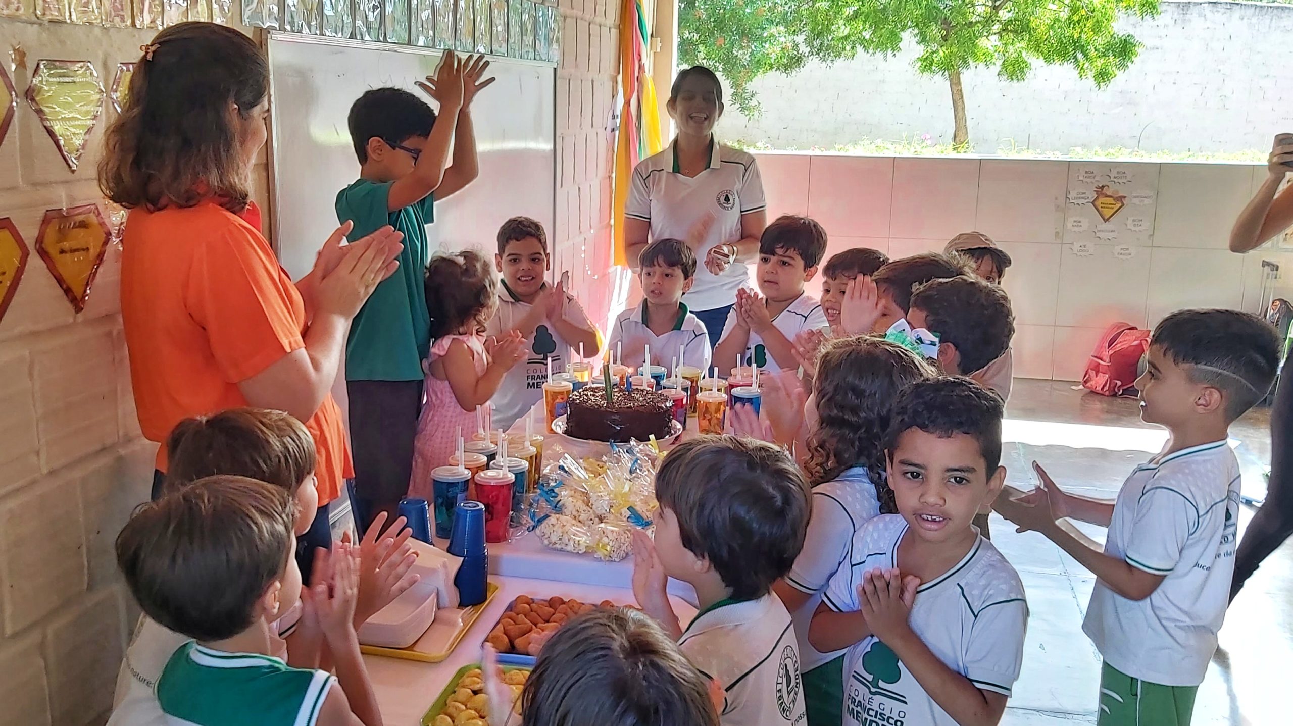 Família homenageia Colégio Chico Mendes após formação de filhos