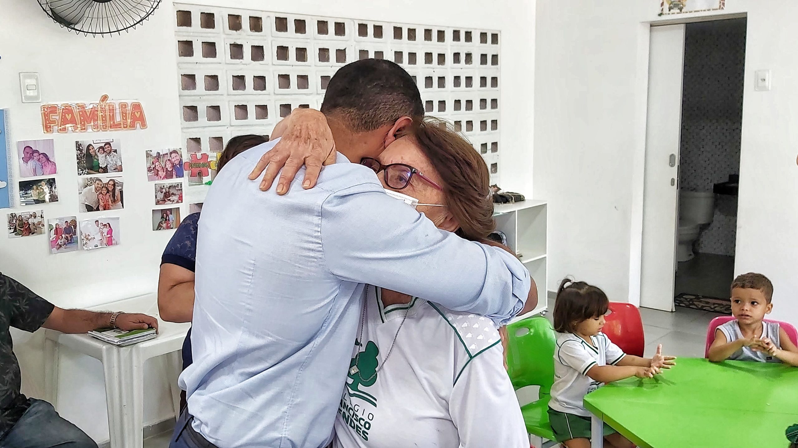 Família homenageia Colégio Chico Mendes após formação de filhos