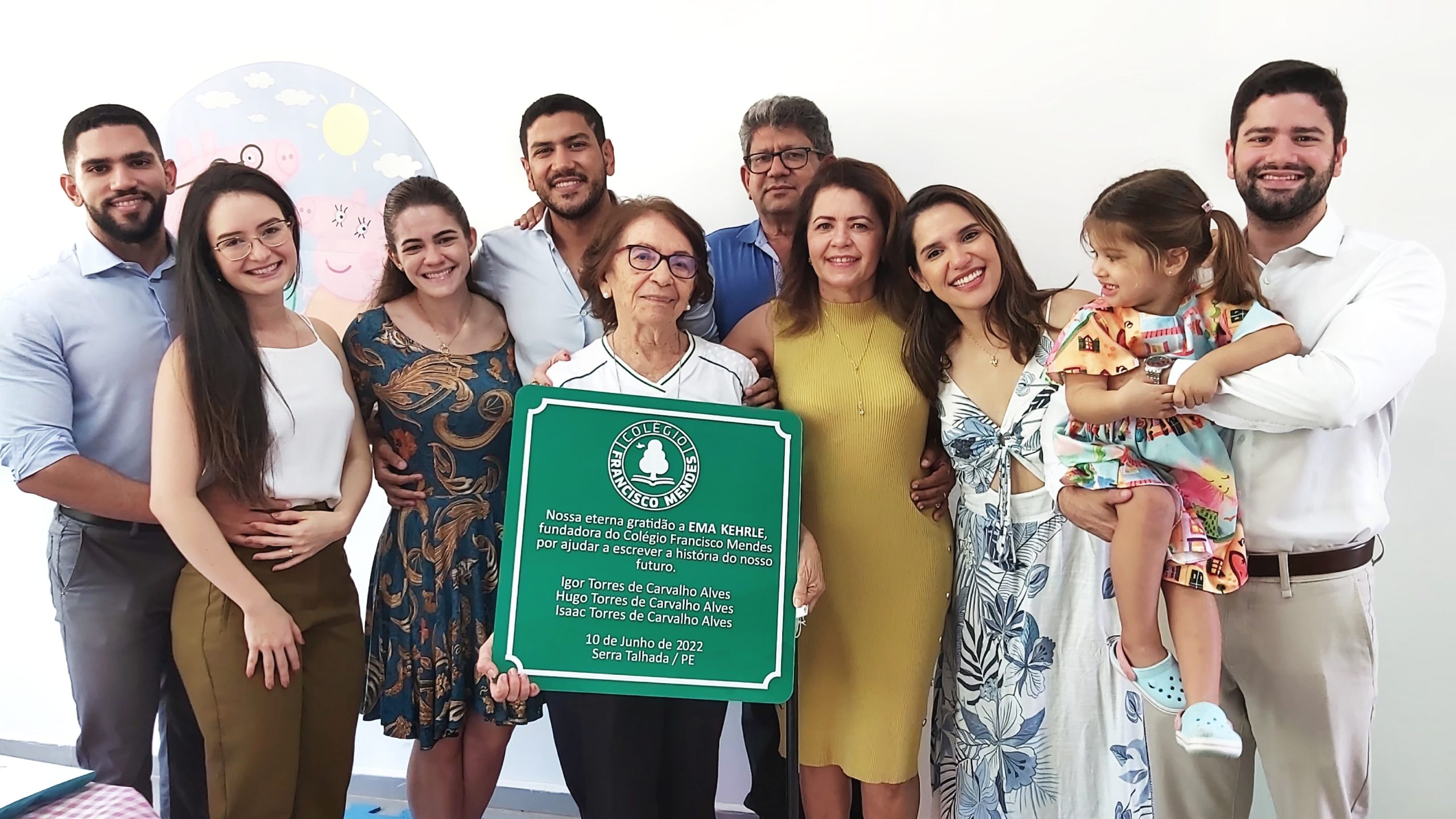 Família homenageia Colégio Chico Mendes após formação de filhos