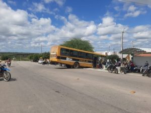 Ônibus escolar desce rampa no Sertão