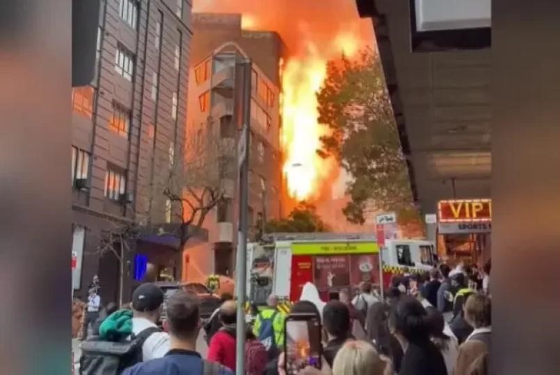 Grande incêndio destrói prédio de sete andares na Austrália