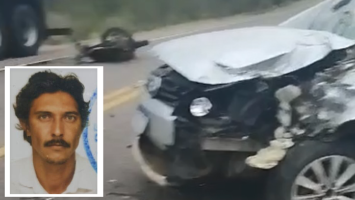 Motociclista morre ao bater em carro; veja vídeo