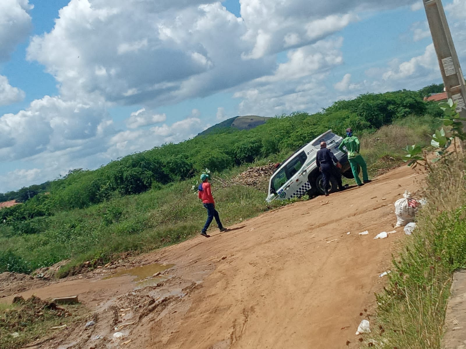 Veículo da Guarda Municipal cai em rede de esgoto em ST