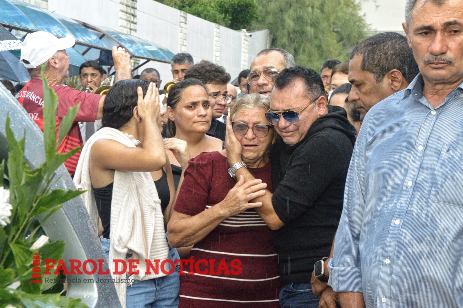 Lágrimas marcam último adeus ao professor Nestor