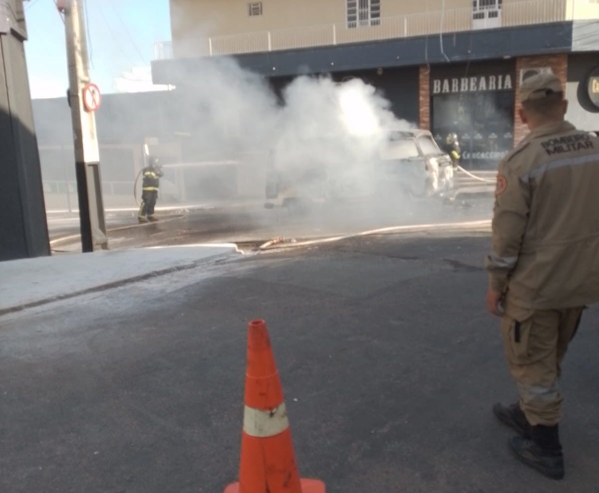 Kombi incendeia a poucos metros de posto de gasolina em ST