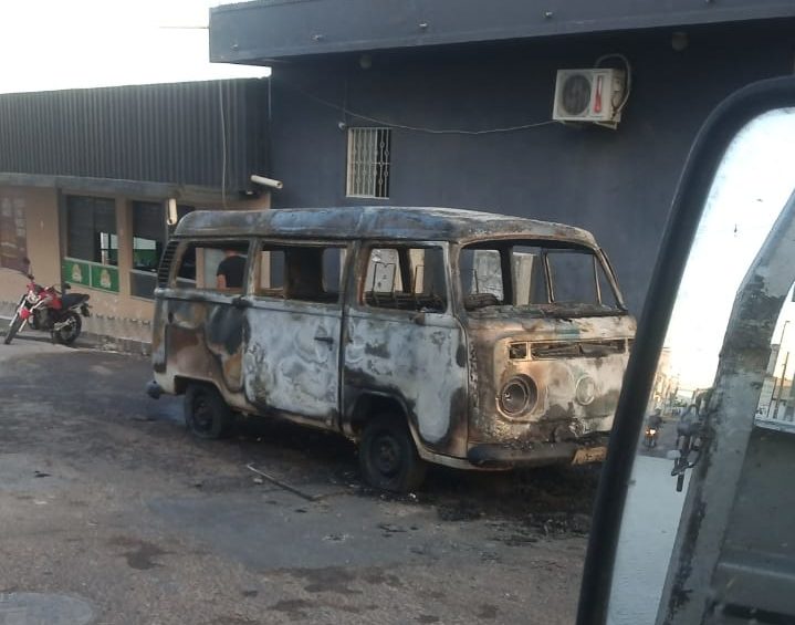 Kombi incendeia a poucos metros de posto de gasolina em ST