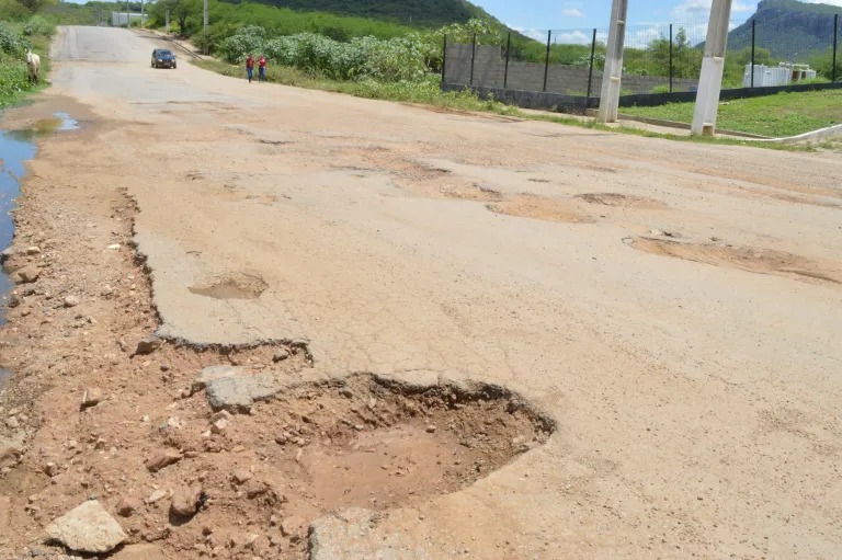 Moradores do Vila Bela temem acidentes devido buracos