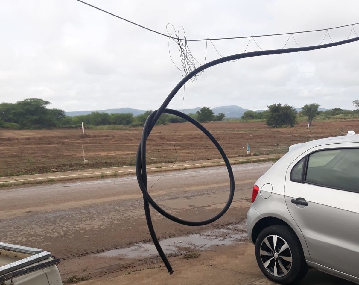 Moradores da Caxixola registram fios caídos gerando riscos em ST