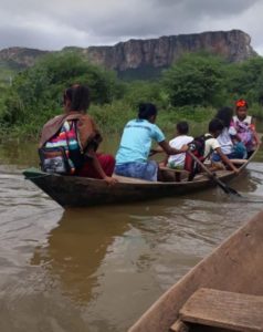 Crianças correm risco em canoa para chegar à escola em Serra Talhada