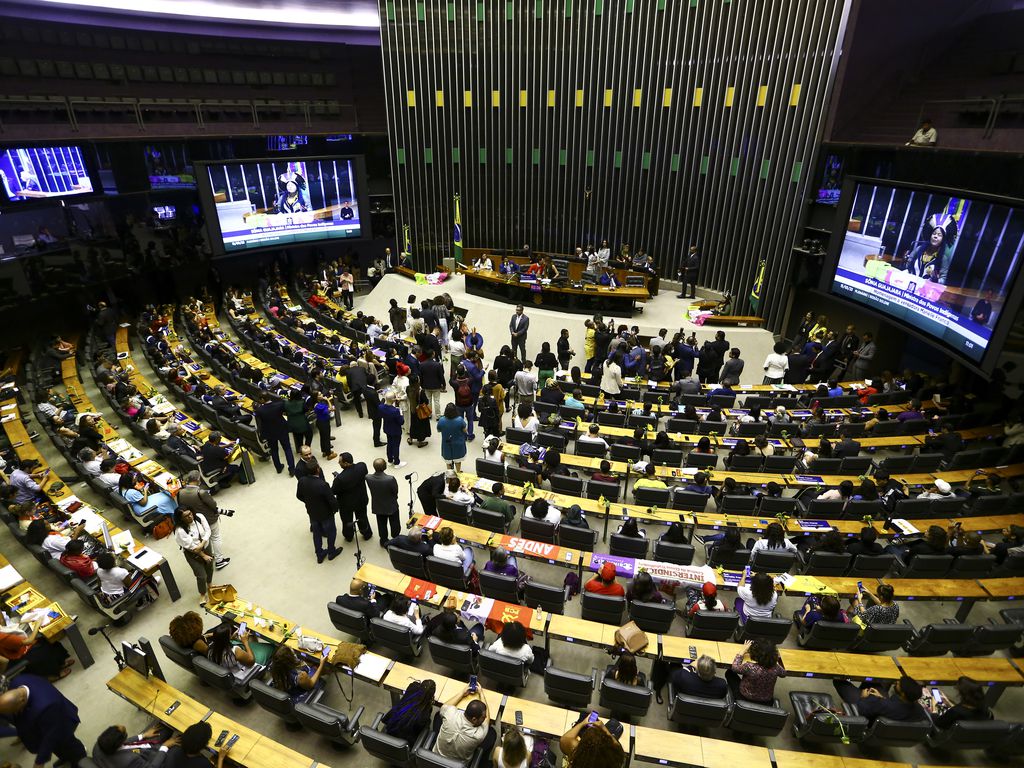 Câmara aprova MP que reajusta salário mínimo para R$ 1.320 e amplia isenção do IR