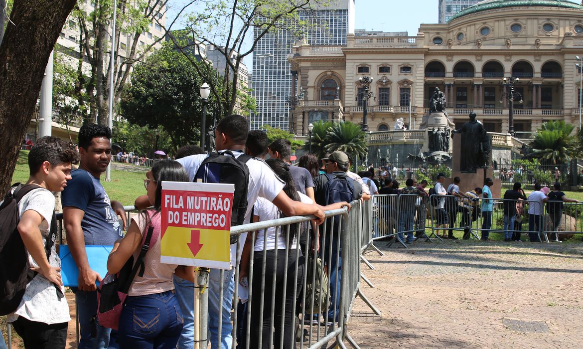 Taxa de desocupoação é maior entre mulheres e negros, diz IBGE