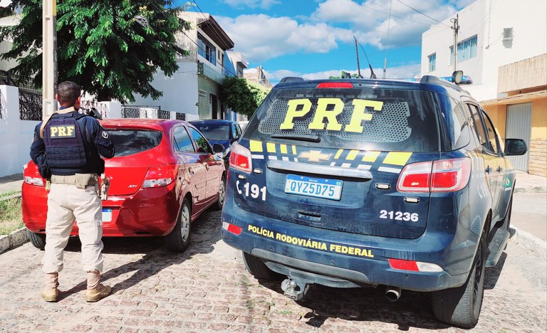 PRF de ST e Garanhuns apreendem carro roubado