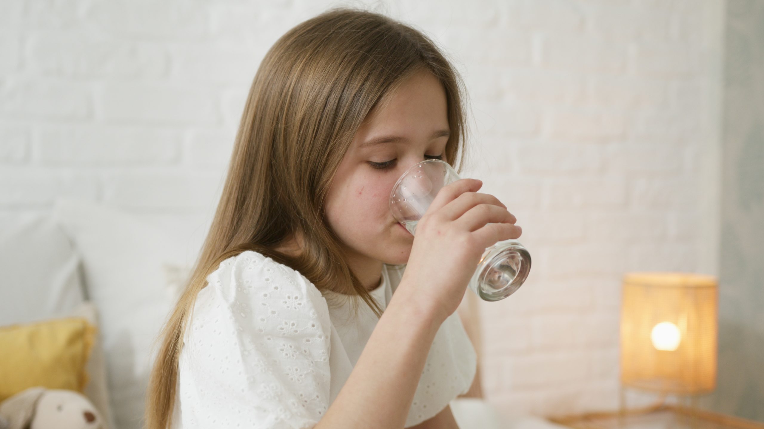 Quais são os sintomas de que você não está bebendo água suficiente?