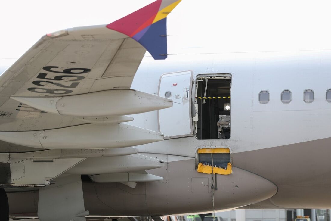 Passageiro abre porta de emergência de avião a 200 metros do solo