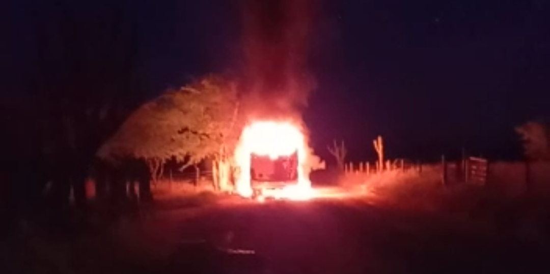 Ônibus escolar pega fogo em Bodocó