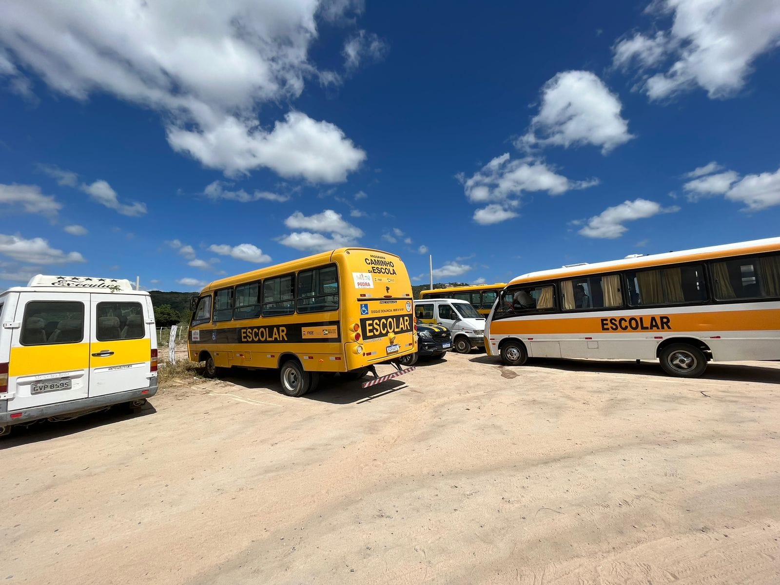 Alunos sem estradas e transporte para ir a escola em ST