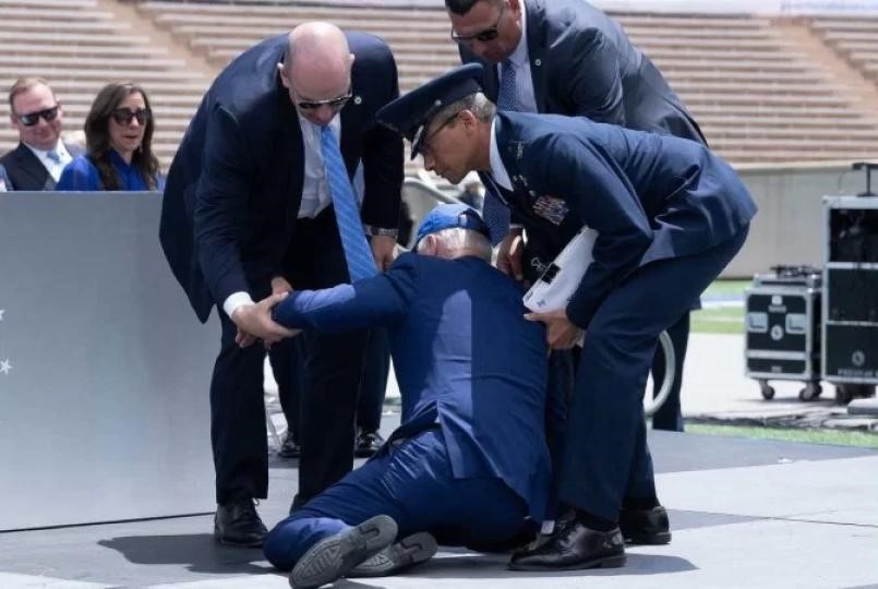 Joe Biden tropeça e cai durante evento militar nos Estados Unidos