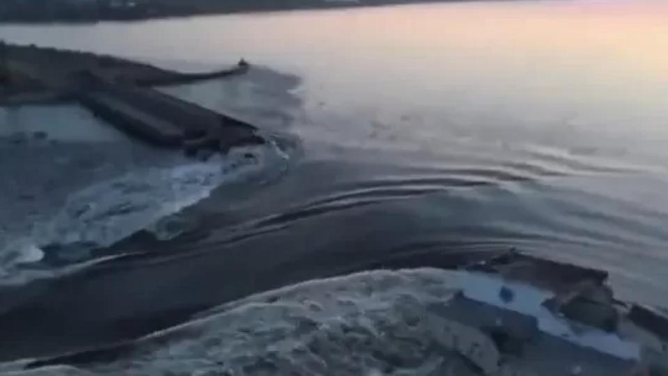 Vídeos: explosão destrói barragem de usina na Ucrânia e inunda cidade