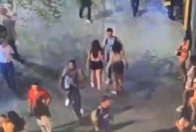 Gangue de mulheres de minissaia assalta turista; veja vídeo