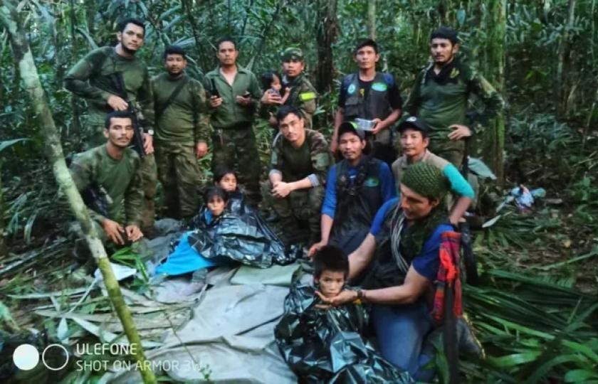 Crianças são achadas vivas na selva 40 dias após queda de avião
