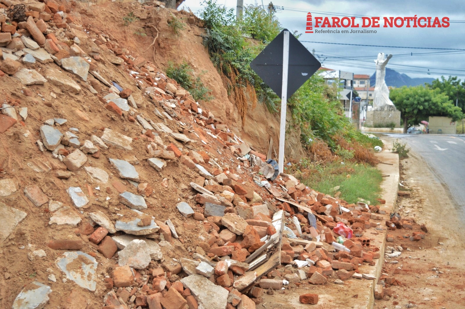 Moradores temem desastre com queda de barreira em ST