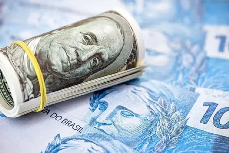 Dólar vai a R$ 4,77, o menor valor em um ano; Bolsa dispara