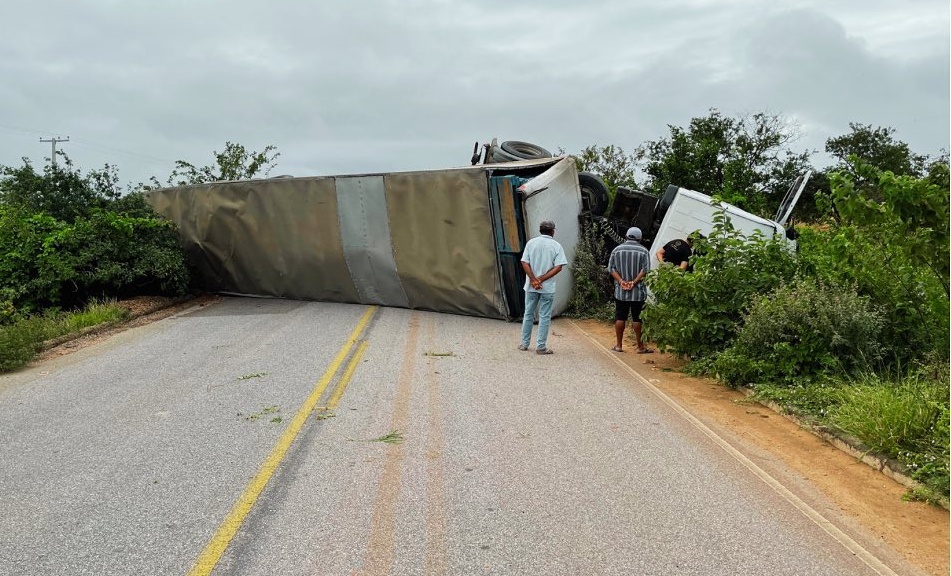 Carreta tomba na PE-360, entre Floresta e Ibimirim, no Sertão,