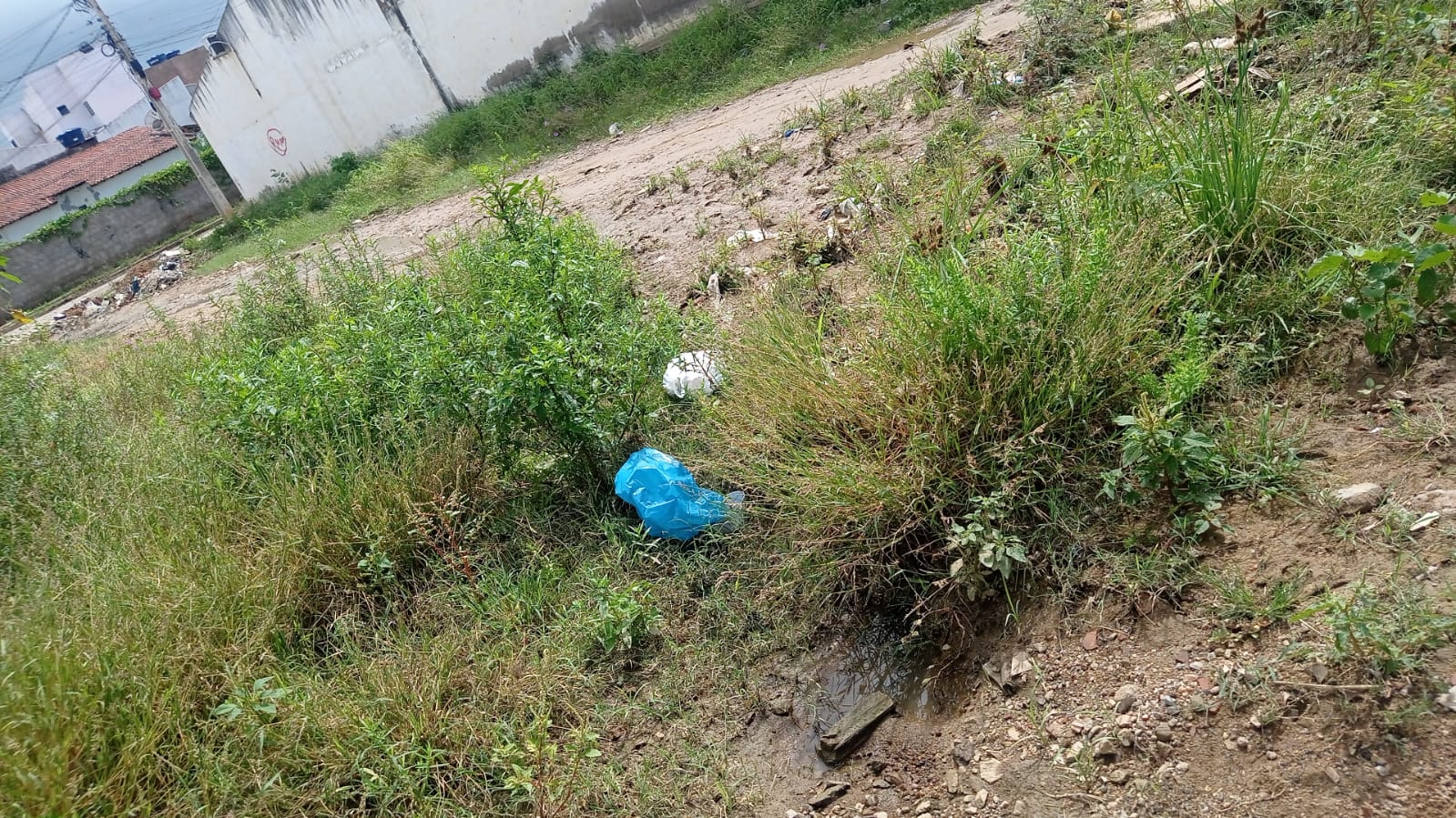 Morador reclama de obra mal feita de acesso ao Parque dos Ipês