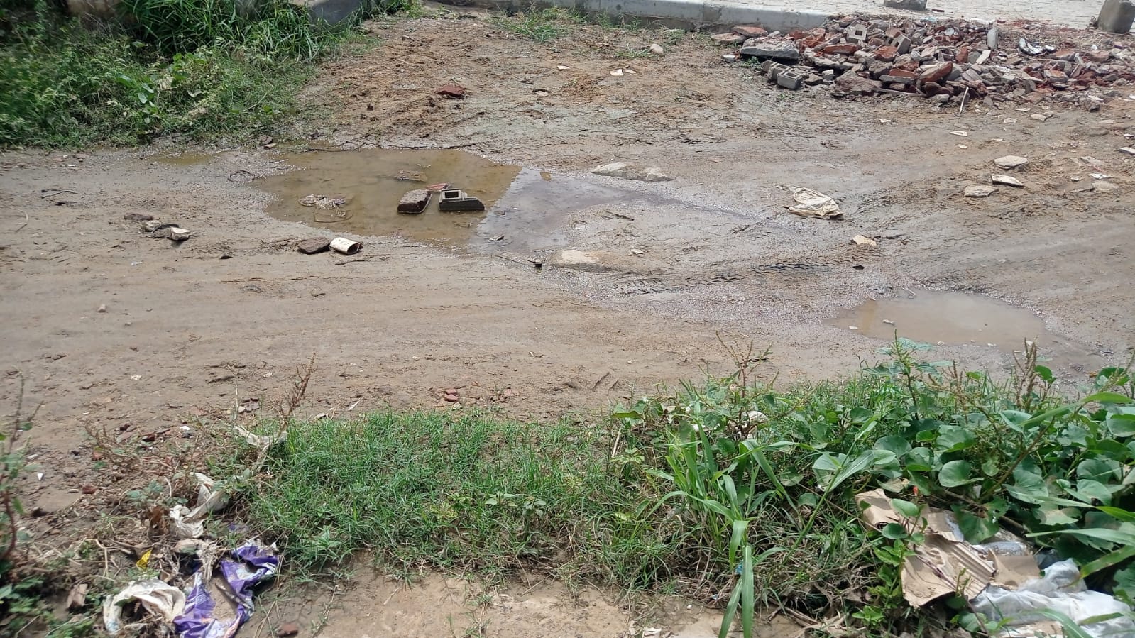 Morador reclama de obra mal feita de acesso ao Parque dos Ipês