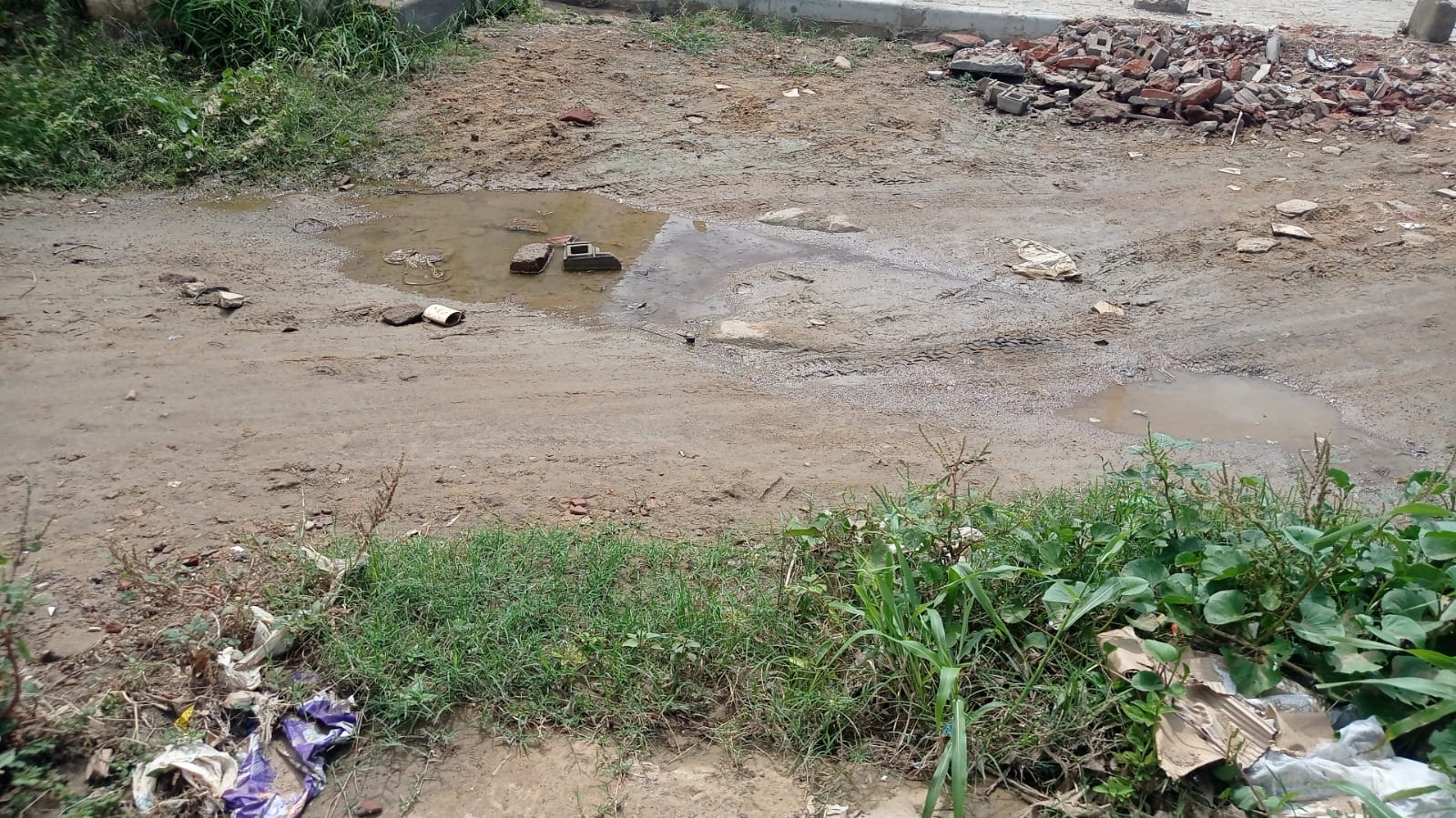 Morador reclama de obra mal feita de acesso ao Parque dos Ipês